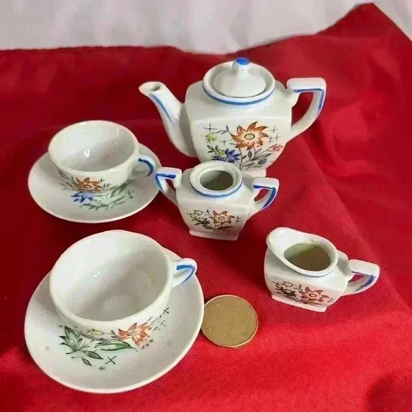 Child’s  Tea Set - Picture 2 of 4